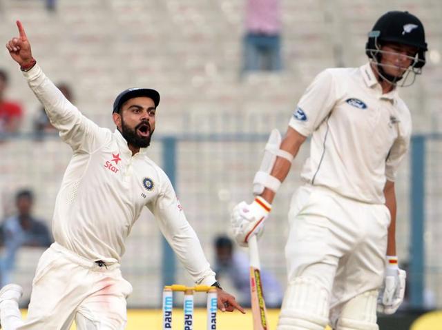 India's captain Virat Kohli (L) celebrates the wicket of New Zealand's Mitchell Santner. (AFP photo) India's captain Virat Kohli (L) celebrates the wicket of New Zealand's Mitchell Santner. (AFP photo)