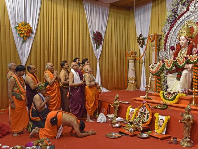 Devotees in prayer on first day of Navratri at the GSB Navratri festival in Dahisar on Saturday.(Pratham Gokhale/HT PHOTO)