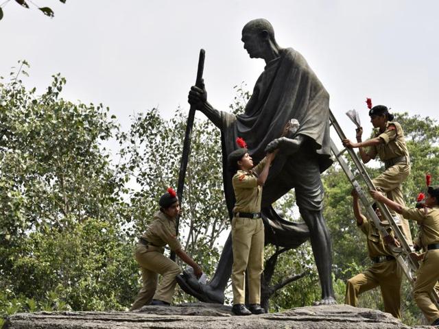 NCC Cadets cleaning Dandi March Statue at Mother Teresa Crescent Road during the Swachta Abhiyan drive in New Delhi.(Sanjeev Verma/HT Photo)