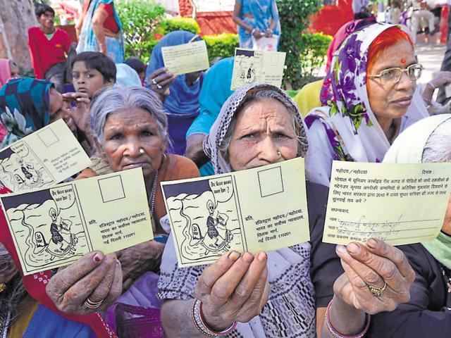 Bhopal gas tragedy victims have written to minister Vishwas Sarang against the government’s decision. (Mujeeb Faruqui/HT file photo) Bhopal gas tragedy victims have written to minister Vishwas Sarang against the government’s decision. (Mujeeb Faruqui/HT file photo)