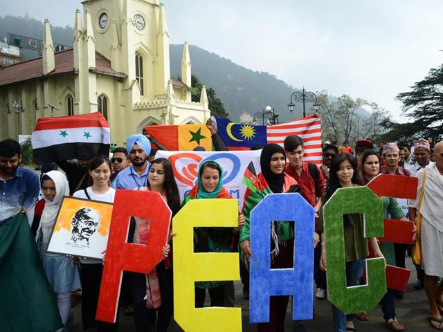 Delegates of Global Youth Peace Festival on The Ridge in Shimla on Friday.(Deepak Sansta/HT Photo) Delegates of Global Youth Peace Festival on The Ridge in Shimla on Friday.(Deepak Sansta/HT Photo)