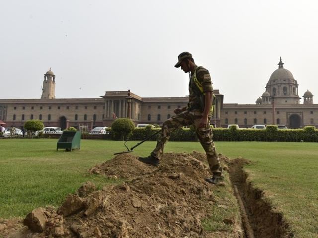 Tight security put in place at outside home ministry, North Block in New Delhi during an all-party meeting after Indian Army's surgical strikes along the LoC on Thursday.(Virendra Singh Gosain/HT Photo)