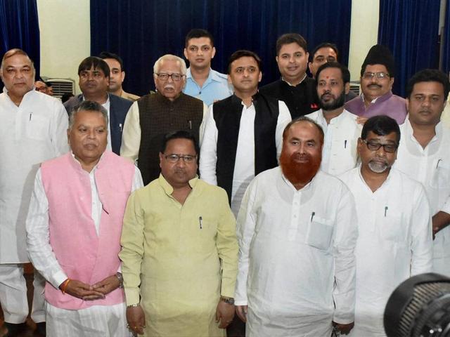 Uttar Pradesh govenor Ram Naik and chief minister Akhilesh Yadav with the newly sworn-in ministers in Lucknow.(PTI)
