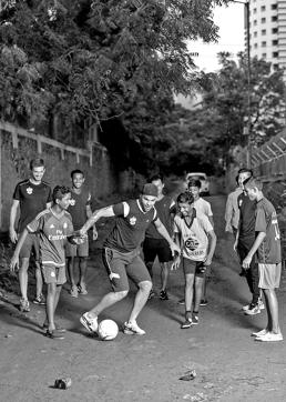 When soccer stars get street cred: Jonatan Lucca, Dharmaraj Ravanan, Sanju Pradhan, Arata Izumi and Eduardo play street football with children from Pune’s schools. (Aalok Soni)
