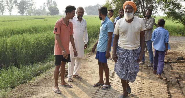 Residents of Naushehra Dhalla village near the India-Pakistan border in Amritsar, just after the government ordered evacuation for the fear of war after its strike across the LoC in kashmir, on September 29. (Gurpreet Singh/HT) Residents of Naushehra Dhalla village near the India-Pakistan border in Amritsar, just after the government ordered evacuation for the fear of war after its strike across the LoC in kashmir, on September 29. (Gurpreet Singh/HT)