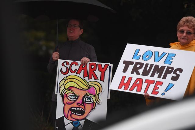 Protesters display placards outside the Suburban Collection Showplace in Novi, Michigan. (AFP Photo) Protesters display placards outside the Suburban Collection Showplace in Novi, Michigan. (AFP Photo)