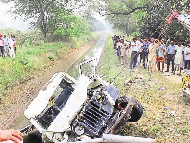 A recovery vehicle pulling out a pick-up that plunged into a canal in Sangrur on Sunday. (HT Photo) A recovery vehicle pulling out a pick-up that plunged into a canal in Sangrur on Sunday. (HT Photo)