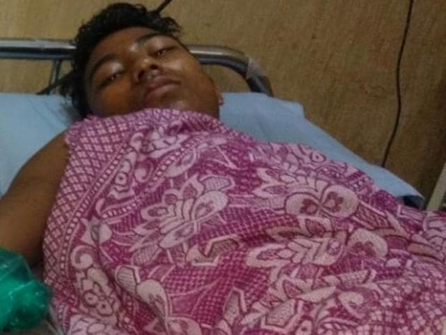 After a nine hour surgery beginning from 6.00 am to 3.00am, doctors managed to reattach Hussain’s palm and wrist. (HT Photo) After a nine hour surgery beginning from 6.00 am to 3.00am, doctors managed to reattach Hussain’s palm and wrist. (HT Photo)