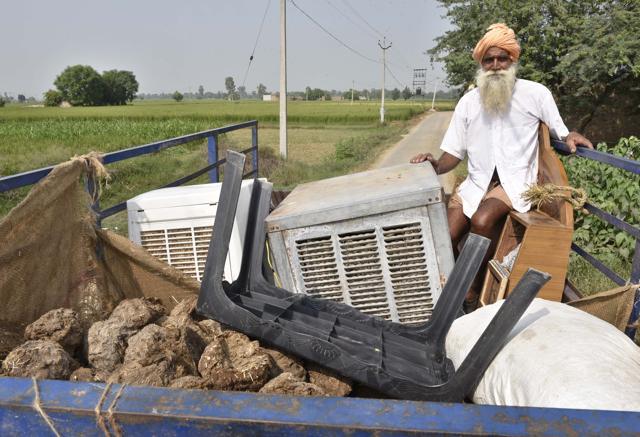 At Chak Allah Baksh, many people have left for safer areas as the government has ordered evacuation, fearing backlash for the cross-LoC strikes in Kashmir. (Gurpreet Singh/HT Photo)
