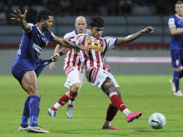 Atletico De Kolkata’s Pritam Kotal in action during the ISL match against Chennaiyin FC. (Subhankar Chakraborty/HT PHOTO) Atletico De Kolkata’s Pritam Kotal in action during the ISL match against Chennaiyin FC. (Subhankar Chakraborty/HT PHOTO)