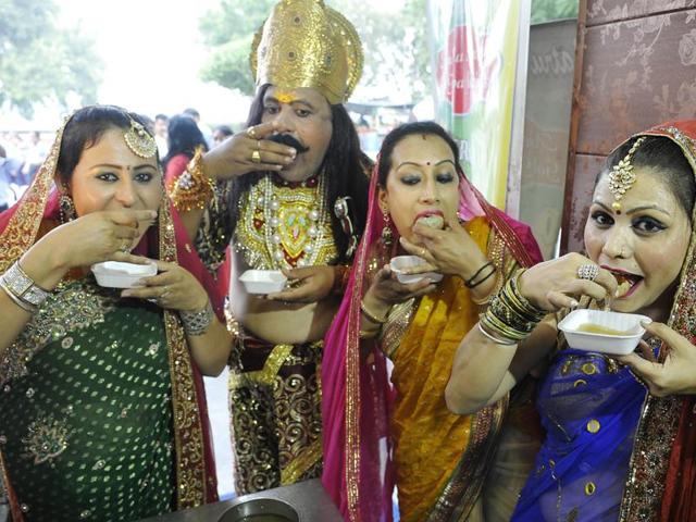 Ramlila artistes savour some golgappas as they take a break from a cleanliness drive in Chandigarh on Saturday. (Karun Sharma/HT)
