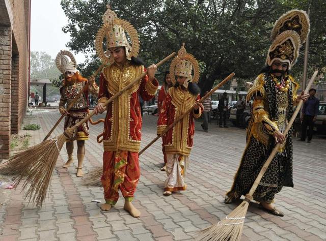 he majority of the women performers feel Ramlila gives them an instant connection with audience and direct feedback on their acting skills.(Karun Sharma/HT Photo)