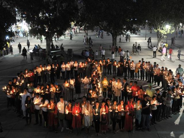 Delegates of Youth Peace Festival taking part in a candlelight vigil at Sector 17 in Chandigarh on Saturday. (Ravi Kumar/HT Photo) Delegates of Youth Peace Festival taking part in a candlelight vigil at Sector 17 in Chandigarh on Saturday. (Ravi Kumar/HT Photo)