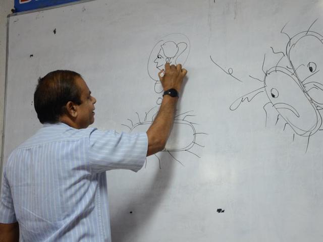 Sceintoonist Pradeep Shrivastava explaining the science through cartoons to students in a seminar on Climate Change at Barkatullah University, in Bhopal. (Chandresh Mathur /Hindustan Times) Sceintoonist Pradeep Shrivastava explaining the science through cartoons to students in a seminar on Climate Change at Barkatullah University, in Bhopal. (Chandresh Mathur /Hindustan Times)