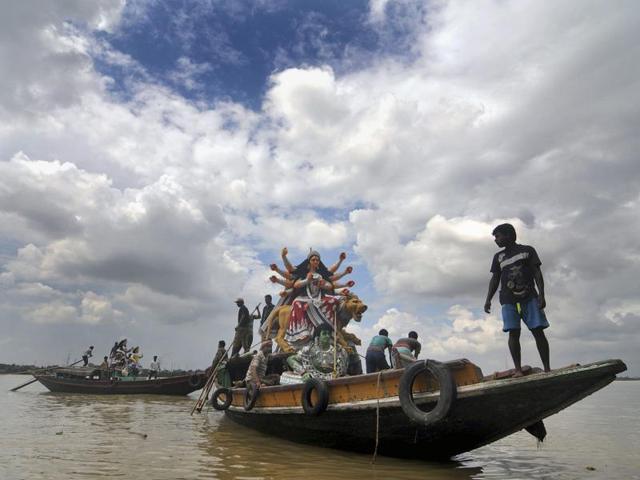 Durga idol on its way from Kumartolli (hub of clay idol) to different parts of Kolkata and Howrah. (Ashok Nath Dey/HT Photo) Durga idol on its way from Kumartolli (hub of clay idol) to different parts of Kolkata and Howrah. (Ashok Nath Dey/HT Photo)