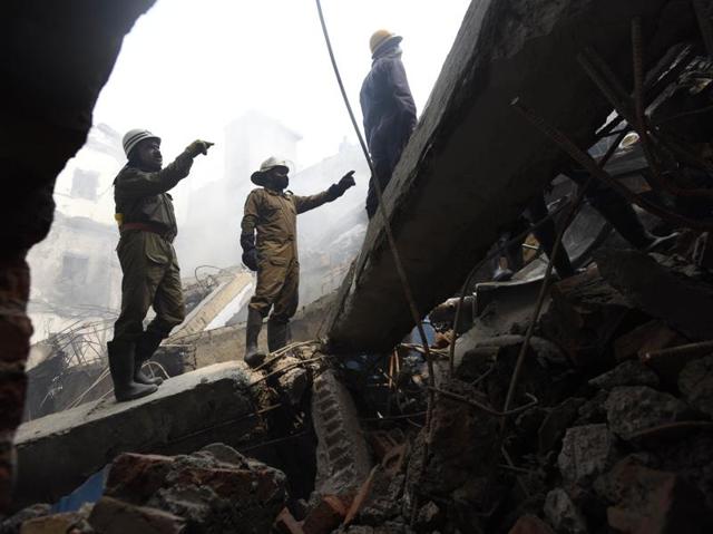 Firemen and rescue workers douse the fire at a factory in Narela Industrial Area, New Delhi. (Sushil Kumar/HT Photo) Firemen and rescue workers douse the fire at a factory in Narela Industrial Area, New Delhi. (Sushil Kumar/HT Photo)