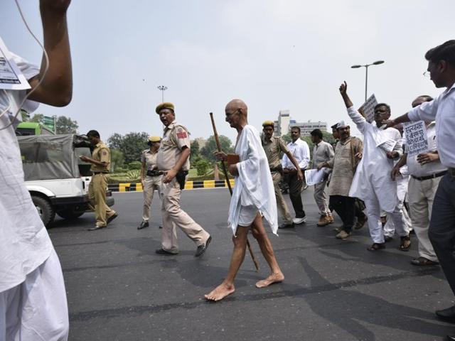 Mahatma Gandhi may be buried at Delhi’s Rajghat but a few metres away lives a modern-day “Gandhi” – complete with round glasses, a crisp white dhoti and a message to transform the society in New Delhi. (Arun Sharma/HT Photo) Mahatma Gandhi may be buried at Delhi’s Rajghat but a few metres away lives a modern-day “Gandhi” – complete with round glasses, a crisp white dhoti and a message to transform the society in New Delhi. (Arun Sharma/HT Photo)
