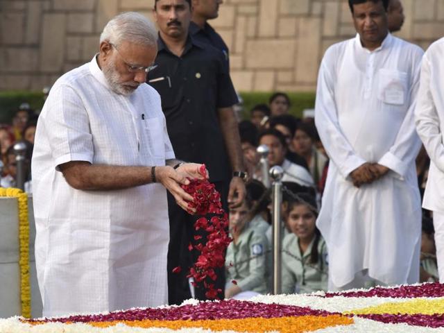Prime Minister Narendra Modi pays tribute to Mahatma Gandhi on his birth anniversary at Rajghat in New Delhi. (Arvind Yadav/HT Photo) Prime Minister Narendra Modi pays tribute to Mahatma Gandhi on his birth anniversary at Rajghat in New Delhi. (Arvind Yadav/HT Photo)