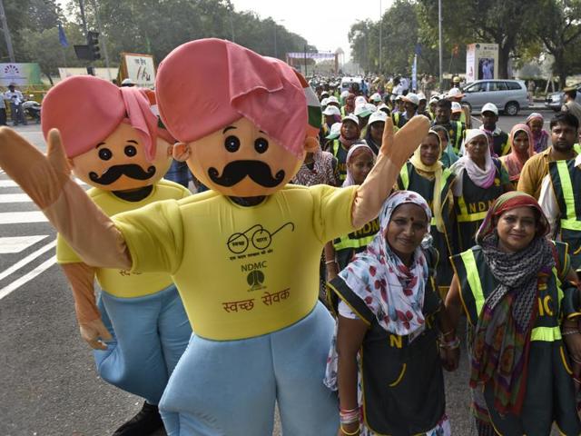 Students, officials and workers take part in cleanliness rally flagged off by Union minister Vankaiah Naidu at India Gate in New Delhi on Sunday. (Sushil Kumar/HT Photo) Students, officials and workers take part in cleanliness rally flagged off by Union minister Vankaiah Naidu at India Gate in New Delhi on Sunday. (Sushil Kumar/HT Photo)