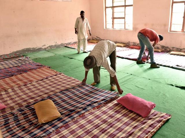 Volunteers arranging mattresses at a relief camp at Khassa village in Amritsar district.(Gurpreet Singh/HT Photo)