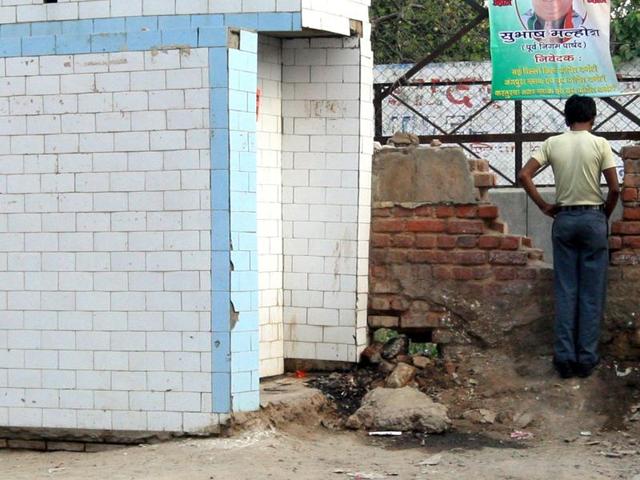 Inspections by Delhi Urban Shelter Improvement Board revealed that at many places slum dwellers continue to defecate in the open despite the presence of toilet complexes.(HT FILE)