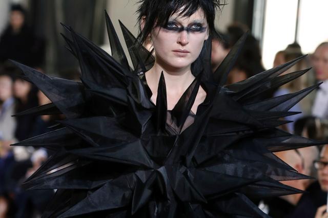 A model presents a creation for Junya Watanabe during the 2017 Spring/Summer ready-to-wear collection fashion show in Paris on October 1, 2016. (AFP) A model presents a creation for Junya Watanabe during the 2017 Spring/Summer ready-to-wear collection fashion show in Paris on October 1, 2016. (AFP)
