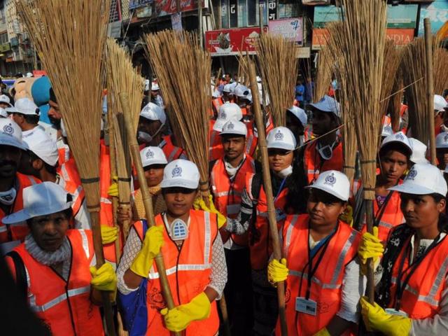 IMC workers at a rally held to spread awareness on cleanliness in Indore on Sunday.(Shankar Mourya/HT)