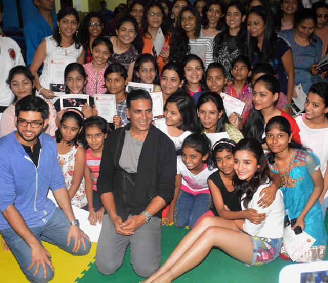 Alia Bhatt told Akshay Kumar that he was doing a great job by training women and girls for free. (Yogen Shah) Alia Bhatt told Akshay Kumar that he was doing a great job by training women and girls for free. (Yogen Shah)