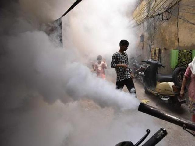 The Delhi government on Monday claimed that it was able to contain the spread of dengue this year by controlling the breeding of mosquitoes.(Arun Sharma/Hindustan Times)