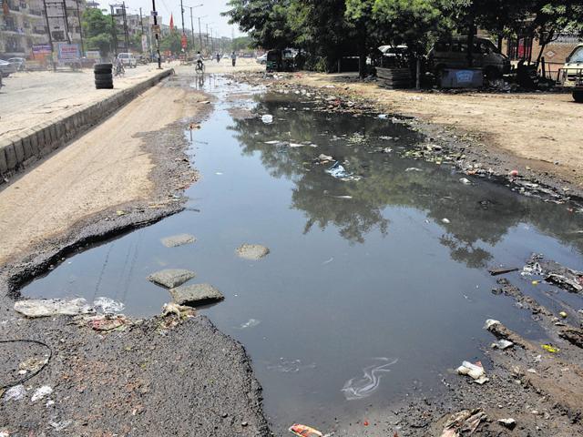 Shalimar Garden residents took to the streets on Saturday to protest against the poor condition of roads. (Sakib Ali/HT Photo) Shalimar Garden residents took to the streets on Saturday to protest against the poor condition of roads. (Sakib Ali/HT Photo)