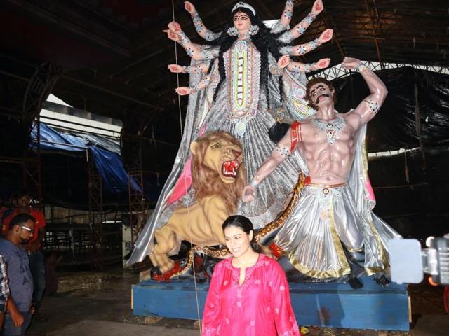 With Durga Puja celebrations just round the corner, how can Bollywood be left behind in gearing up for the festivities? Actor Kajol during the welcoming of North Bombay Sarbojanin Durga Puja Samiti’s Goddess Durga idol in Mumbai on Sunday. (IANS) With Durga Puja celebrations just round the corner, how can Bollywood be left behind in gearing up for the festivities? Actor Kajol during the welcoming of North Bombay Sarbojanin Durga Puja Samiti’s Goddess Durga idol in Mumbai on Sunday. (IANS)
