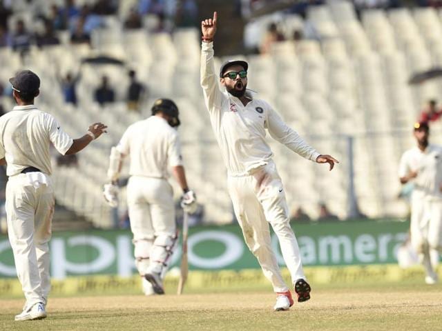 Virat Kohli and his teammates celebrating the wicket of Tom Latham. (Subhendu Ghosh/ht photo)