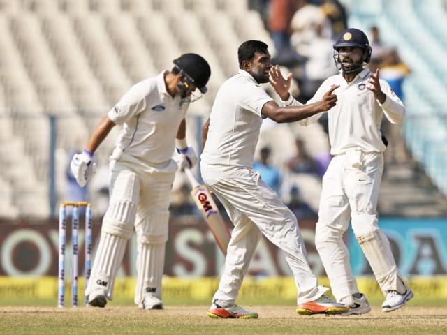 Indian bowler Ravichandran Ashwin, center, celebrates with team mates. (AP photo)