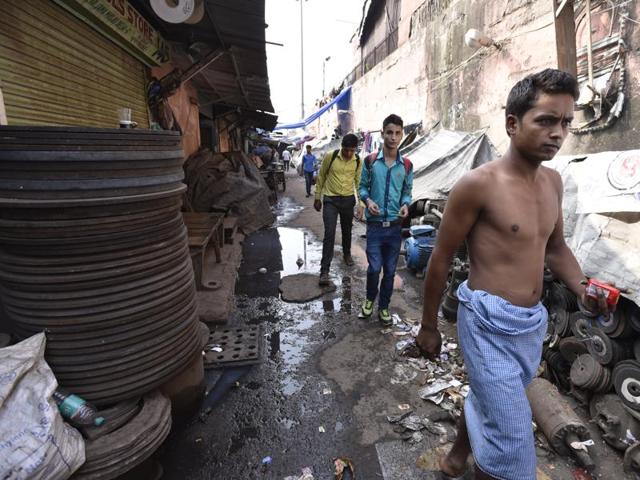 A view of Meena Bazar area in old Delhi. Civil volunteers carried out a cleanliness drive here on Saturday.(Arun Sharma/HT Photo)