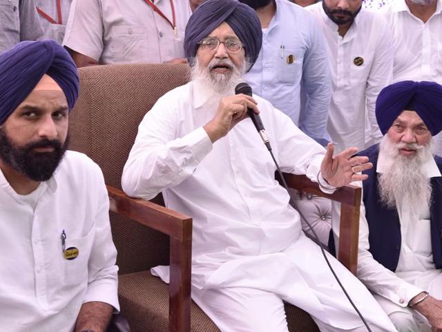 Punjab CM Parkash Singh Badal addressing villagers, while revenue minister Bikram Singh Majithia looks on at Chak Alla Baksh on the Pakistan border in Amritsar district on Sunday.(Gurpreet Singh/HT Photo)