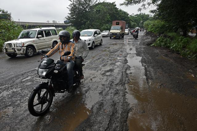 It’s a dreadful ride for motorists taking the Turbhe flyover stretch on the highway. (Pratik Chorge/ Hindustan Times)