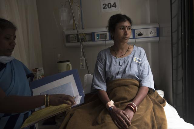 A woman is treated for dengue at Surana Hospital in Mumbai. (Satish Bate/HT PHOTO)