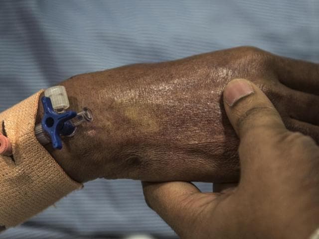A dengue patient is treated at a Mumbai hospital. (Satish Bate/HT PHOTO)