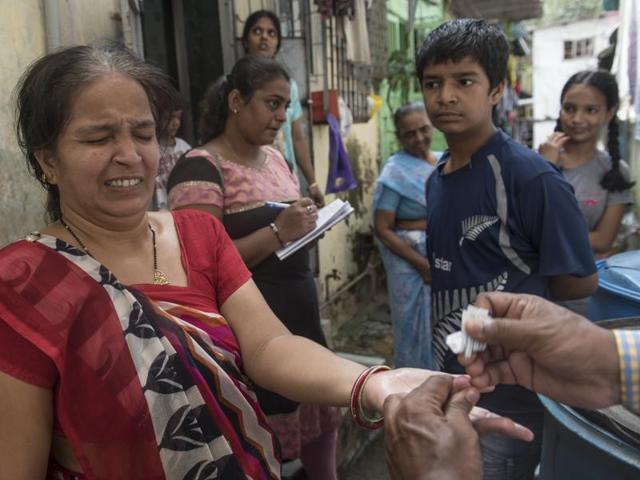 A woman is tested for dengue at Surana Hospital in Mumbai. Dengue cases are on the rise across the country. (Satish Bate/HT PHOTO)