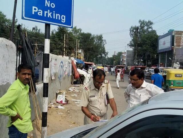 The traffic police have generated over Rs 2crore as fines from as many as 85,000 erring drivers during special enforcement drives that began across Gurgaon 45 days ago. (HT Photo) The traffic police have generated over Rs 2crore as fines from as many as 85,000 erring drivers during special enforcement drives that began across Gurgaon 45 days ago. (HT Photo)