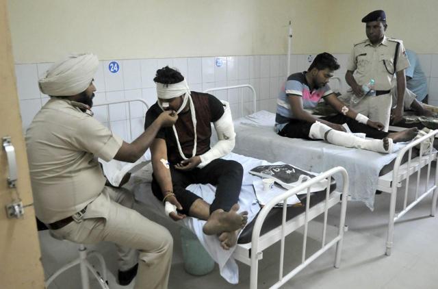 A police officer giving medicine to one of the injured passengers at civil hospital in Ludhiana. (Gurminder Singh/HT Photo) A police officer giving medicine to one of the injured passengers at civil hospital in Ludhiana. (Gurminder Singh/HT Photo)