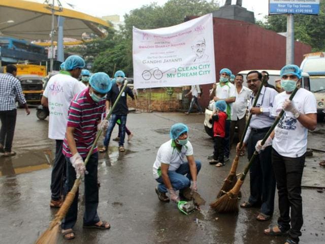 Deputy mayor Rajendra Sapte (extreme left) and mayor Sanjay More (second from right) conduct a clean-up drive below SATIS flyover near Thane railway station. (Praful Gangurde/HT) Deputy mayor Rajendra Sapte (extreme left) and mayor Sanjay More (second from right) conduct a clean-up drive below SATIS flyover near Thane railway station. (Praful Gangurde/HT)