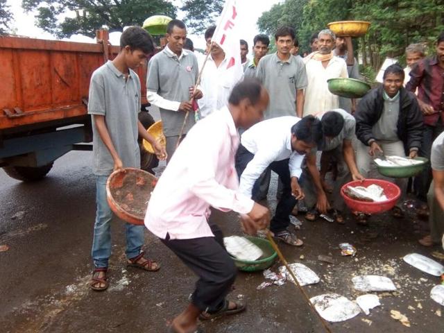 After the agitation was suspended, the CPI-M and Democratic Youth Federation of India (DYFI) workers cleaned the venue at Khandeshwari Junction. (HT) After the agitation was suspended, the CPI-M and Democratic Youth Federation of India (DYFI) workers cleaned the venue at Khandeshwari Junction. (HT)