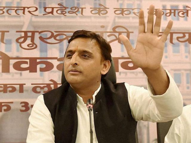 Uttar Pradesh chief minister Akhilesh Yadav, along with SP leader Azam Khan, addressing a press conference after the inauguration of Lok Bhawan in Lucknow on Monday.(PTI)