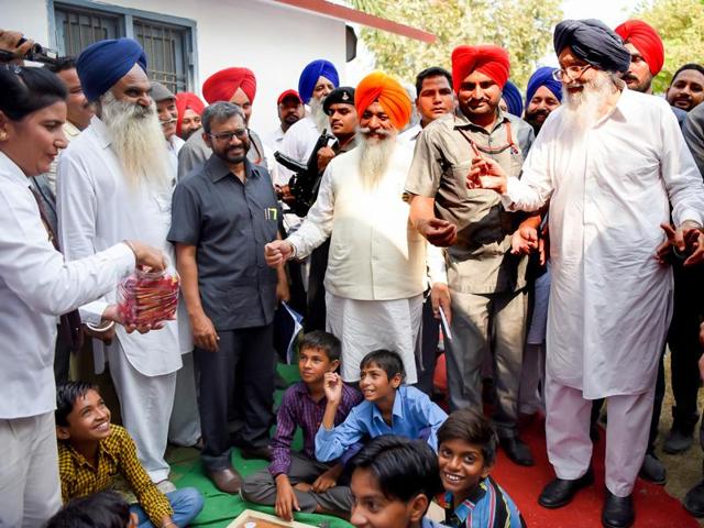 Chief minister Parkash Singh Badal during his visit to relief camps in Fazilka on Monday. (HT Photo) Chief minister Parkash Singh Badal during his visit to relief camps in Fazilka on Monday. (HT Photo)