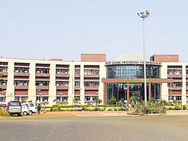 The Rajiv Gandhi Proudyogiki Vishwavidyalaya, which implemented CBCS two years ago, has 200 affiliated engineering, 98 pharmacy, 95 MCA and four architecture colleges among others under its fold. (Chandresh Mathur/HT) The Rajiv Gandhi Proudyogiki Vishwavidyalaya, which implemented CBCS two years ago, has 200 affiliated engineering, 98 pharmacy, 95 MCA and four architecture colleges among others under its fold. (Chandresh Mathur/HT)