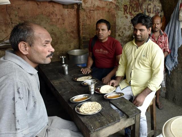 Visually impaired eating at a dhaba at GTB Nagar in New Delhi. (Ravi Choudhary/HT) Visually impaired eating at a dhaba at GTB Nagar in New Delhi. (Ravi Choudhary/HT)