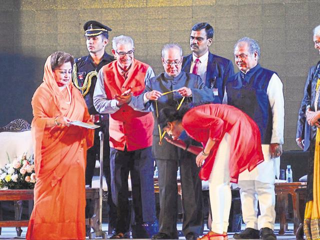 President Pranab Mukherjee is welcomed by Union minister Narendra Singh Tomar and state local self government minister Maya Singh on his arrival at Gwalior airport on Monday.(PTI Photo)