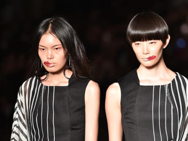 Models present creations for fashion house Atsushi Nakashima during the 2017 Women's Spring / Summer collections shows at Milan Fashion Week on September 23, 2016 in Milan.(AFP)