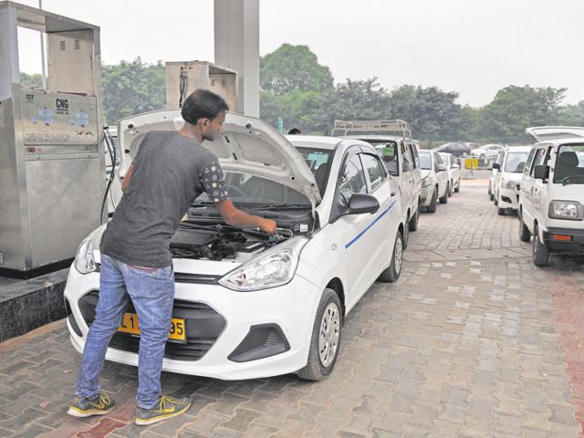 For 60,000 vehicles, the city has only 12 CNG stations with a total production capacity of 85,000 kg per day against the daily demand of 1 lakh kg per day.(Parveen Kumar/HT Photo) For 60,000 vehicles, the city has only 12 CNG stations with a total production capacity of 85,000 kg per day against the daily demand of 1 lakh kg per day.(Parveen Kumar/HT Photo)